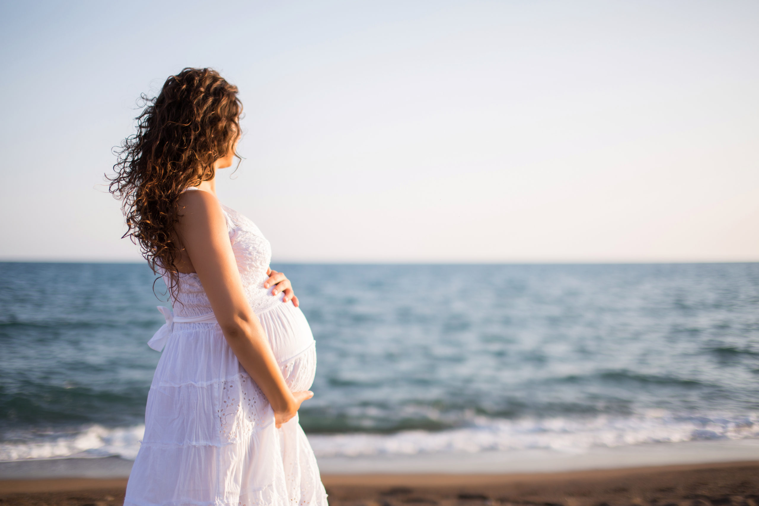 Future maman au bord de la mer, un temps pour soi
