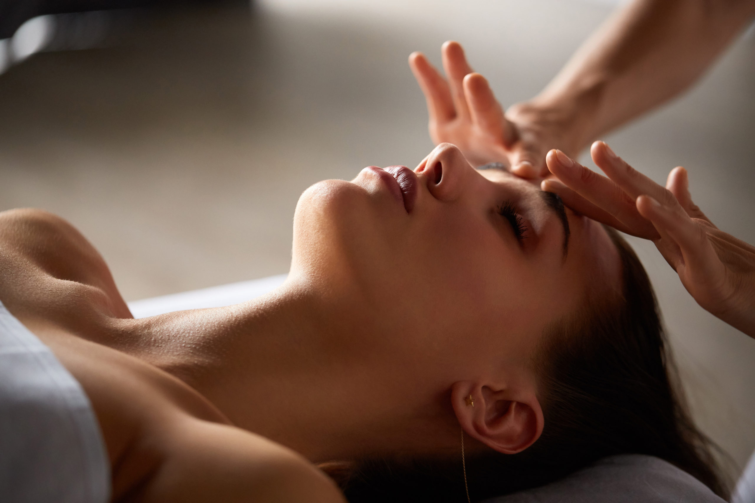 Soin du visage lors du Massage de Lumière, un soin de la tête aux pieds