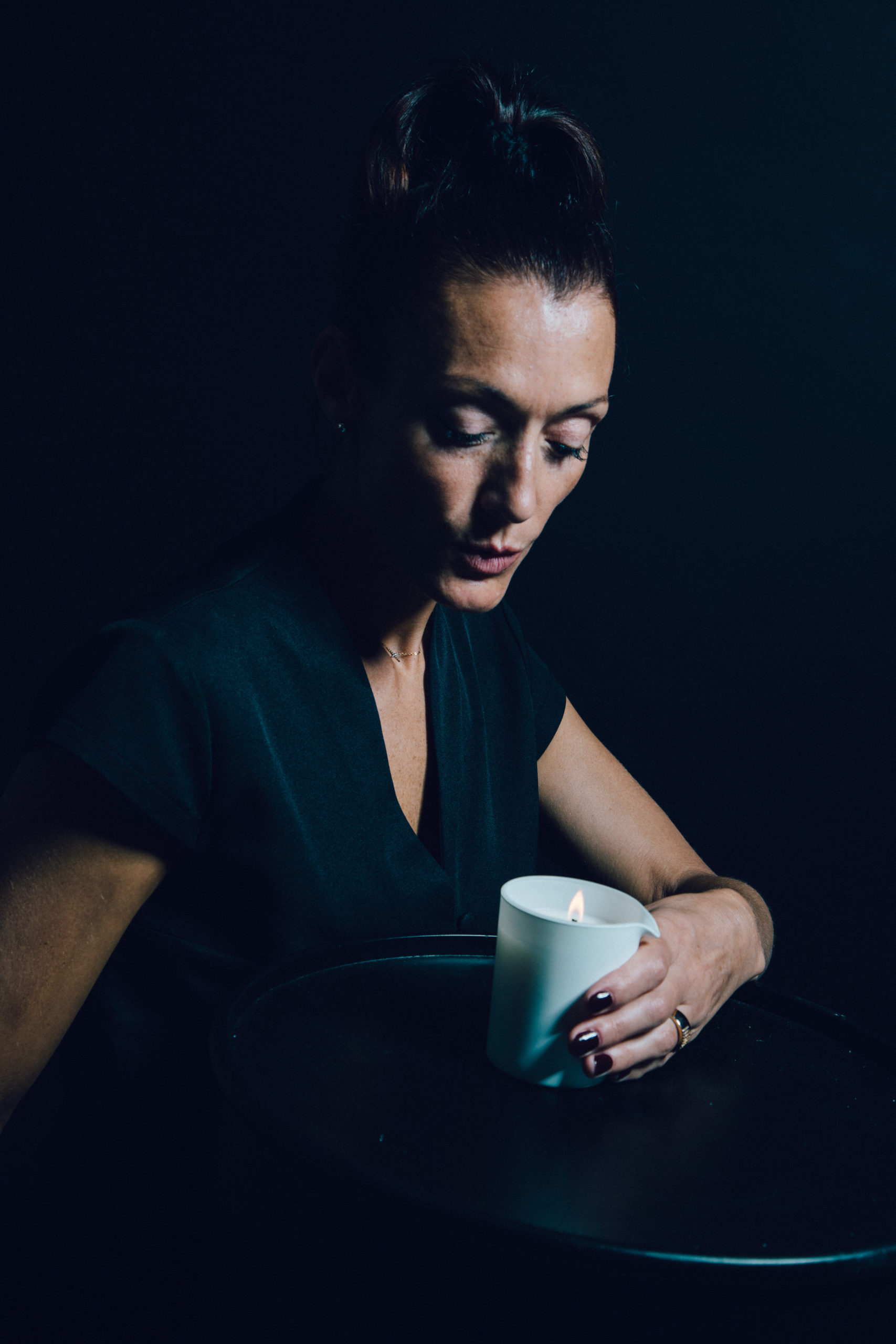 Olivia Talmant, créatrice du Massage de Lumière à la Bougie La Divine Marine, tenant la bougie de soin allumée, aux Soins de Camargue à Triel-sur-Seine