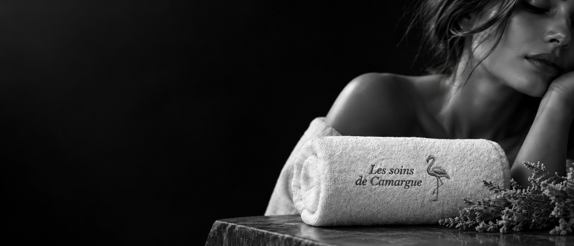 Serviette brodée Les Soins de Camargue, institut de soins à Triel-sur-Seine