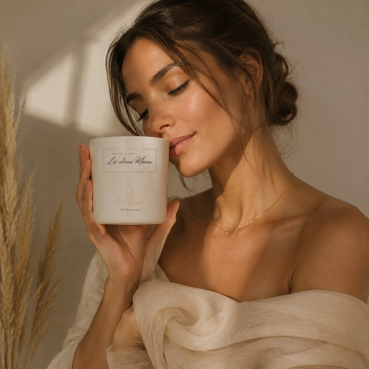 Une femme respire le parfum de la bougie de soin La Divine Marine